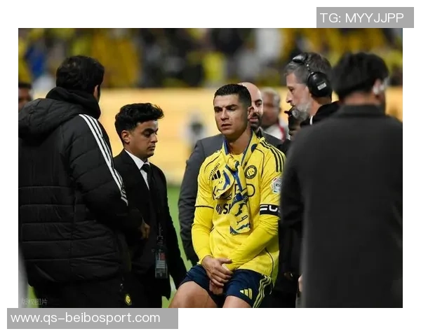 C罗中路停球失误错失良机遗憾抱头难掩失落情绪