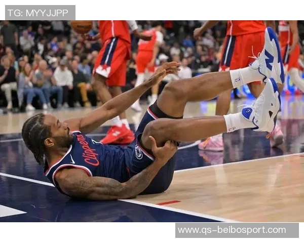 伦纳德因左膝不适提前结束客场之旅回洛杉矶接受治疗