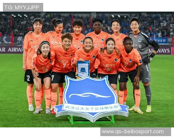 武汉车谷江大女足赛后自豪展示国旗合影庆祝中国骄傲时刻